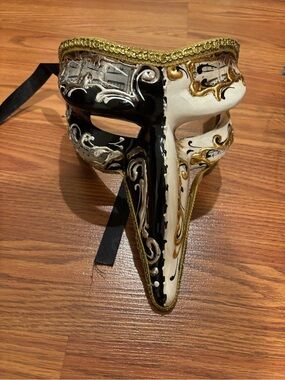 Venetian Half-Face Masquerade Mask in Black, White & Gold